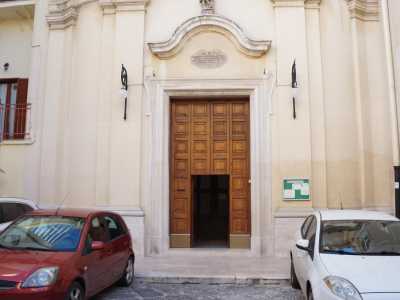 Usciamo dal palazzo per ritrovarci davanti all�attiguo ingresso della chiesa di San Michele, anch�essa costruita nel 1745 dai Celestini 